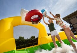 Groot opblaasbaar open bubble boarding springkussen met schuim kopen in thema sport basketbal voetbal voor kinderen