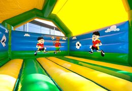 Groot overdekt springkussen kopen in thema voetbal voor kinderen