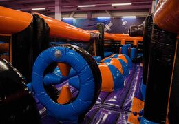 obstakel run bij een inflatable park gerealiseerd door JB Inflatables