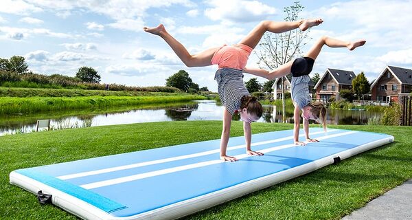 Professionele Airtracks en Airtracks voor Thuis Kopen Online bij JB Inflatables. Opblaasbare Gymmatten in Roze en Blauw